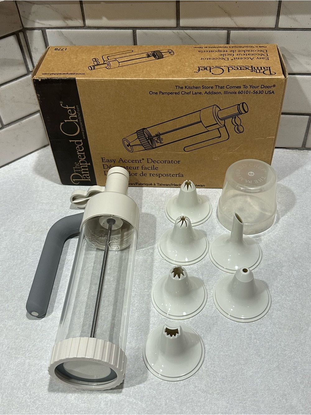 The Pampered Chef Easy Accent Cake Pastry Cookie Icing Decorator # 1778